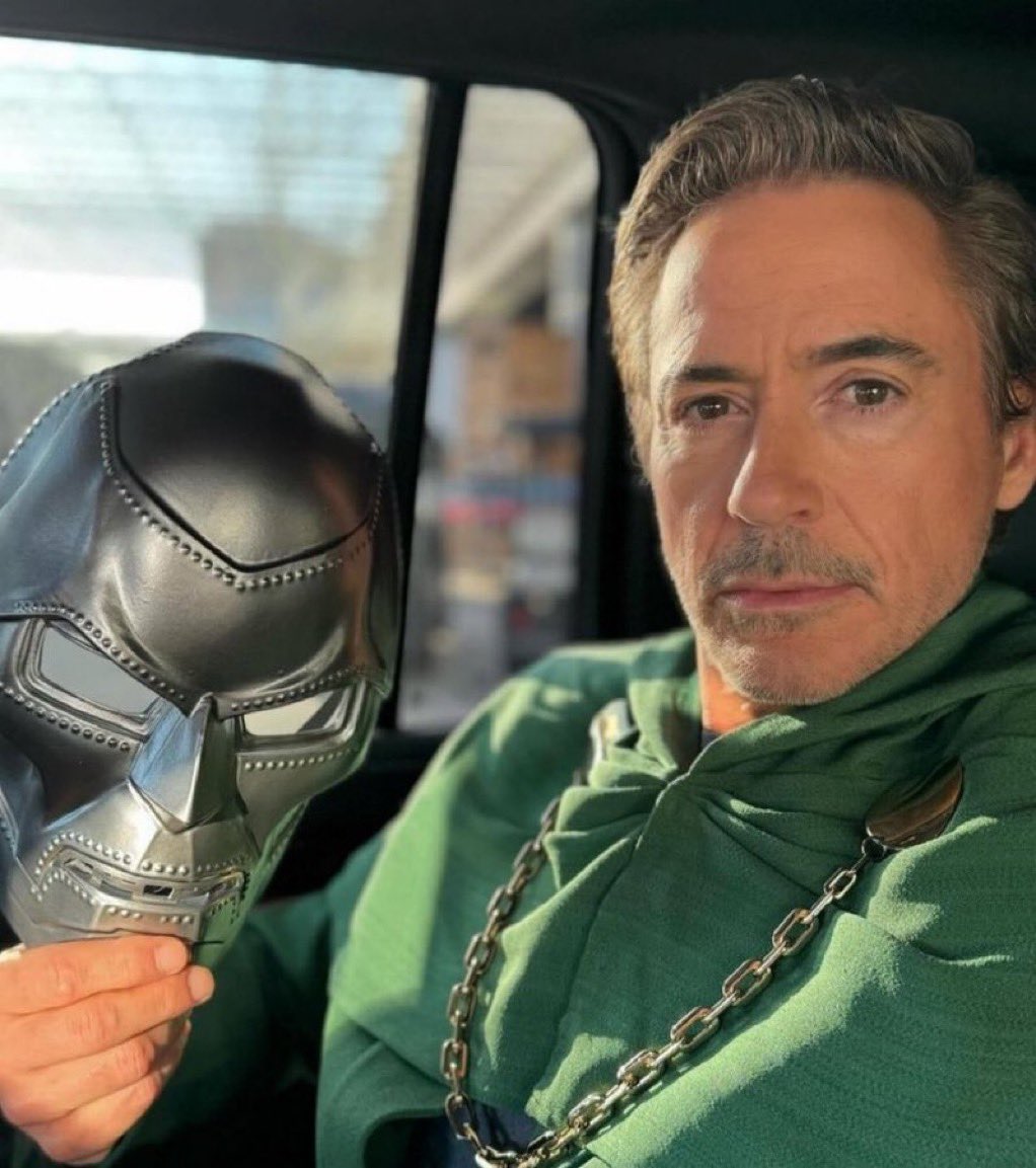 Почему Marvel отказались от Канга и сделали ставку на Доктора Дума Студия Marvel Studios недавно приняла решение отказаться от использования Канга как основного злодея в своей киновселенной. Хотя ранее предполагалось, что это связано исключительно с судебными разбирательствами против Джонатана Мейджорса, сыгравшего Канга, на деле проблема оказалась гораздо глубже. Основная причина – недостаточный интерес зрителей к персонажу.