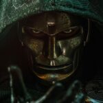 Игрушки Hot Toys, латверийские ведьмы и Локи у порога подогревают теории о «Мстителях: Судный день» До премьеры «Мстителей: Судный день» осталось чуть больше двух месяцев, и фанаты Марвел разбирают каждый новый материал в поисках спойлеров. За последние дни поводов набралось сразу несколько: коллекционный набор Hot Toys, в котором не нашлось места Человеку-факелу, новый постер с тремя загадочными ведьмами и концовка перевыпуска «Мстителей: Финал», где неожиданно появился Локи. Ни одна из теорий ниже не подтверждена студией, и относиться к ним стоит именно как к теориям.