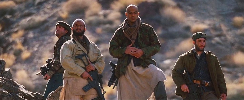 Кто такой Раза Хамидми аль-Вазар из Марвел? Раза Хамидми аль-Вазар (Raza Hamidmi al-Wazar) командует афганской ячейкой «Десяти колец» и в первом фильме киновселенной Marvel берёт в плен Тони Старка. Героем комиксов его можно назвать только с оговорками. Придумали Разу для «Железного человека» 2008 года, в комиксы он попал двумя годами позже, и роль там эпизодическая.
